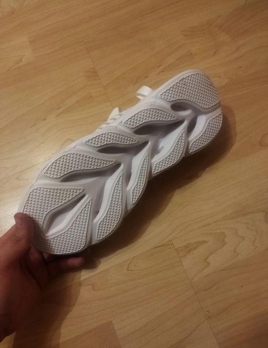 Продам мужские кроссовки