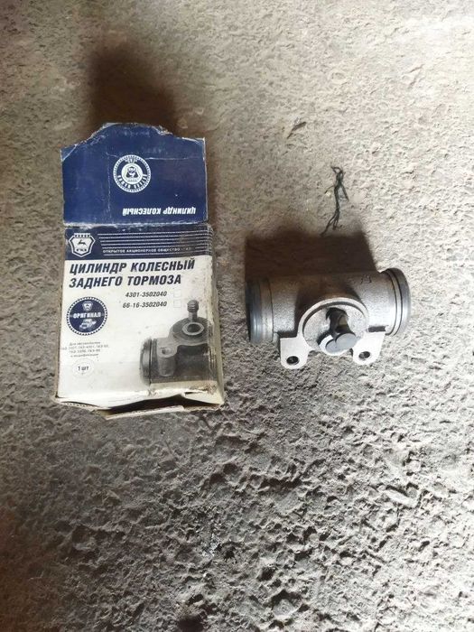 Гальмівний циліндр заднього гальма