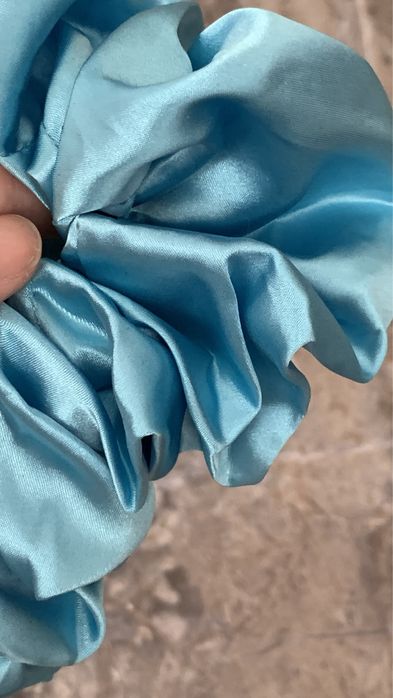 Duża pięka scrunchie błękitna nowa satynowa