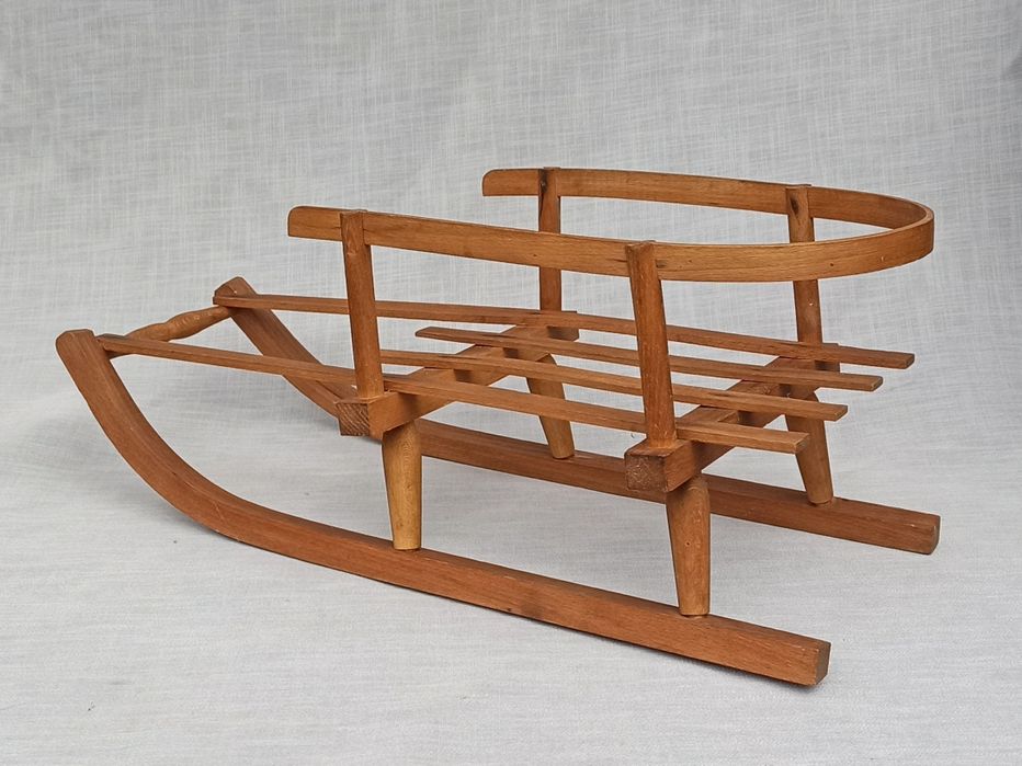 Małe drewnianiane sanki, dekoracja