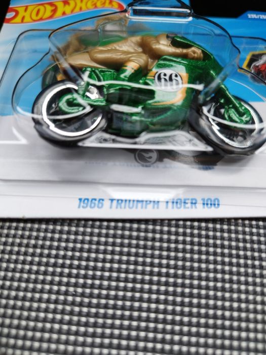 Hot Wheels 1966 Triumph Tiger 100-Treasure Hunt TH