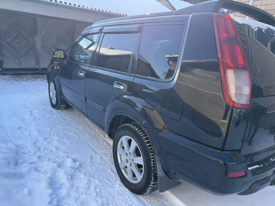 Не спешно машина вся в рідні