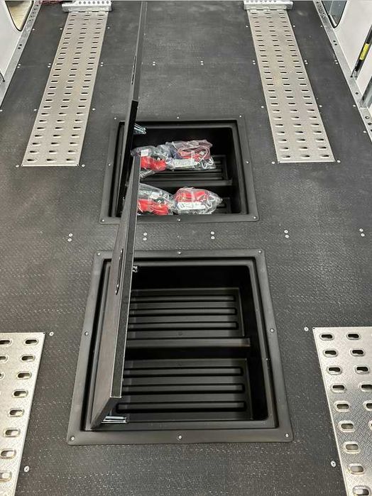 Przyczepa zamknięta 5,5x2,3 Brian James Trailers Race Transporter 7