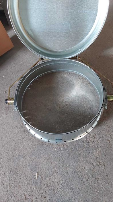 Pokrywa  z zamkiem sprężynowym + kołnierz  do silosów paszowych