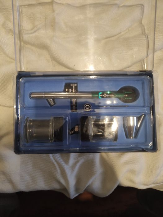 Аэрограф с нижней подачей краски.