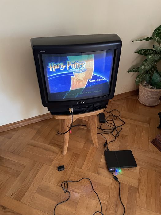 Sony Trinitron CRT TV pod retro gaming