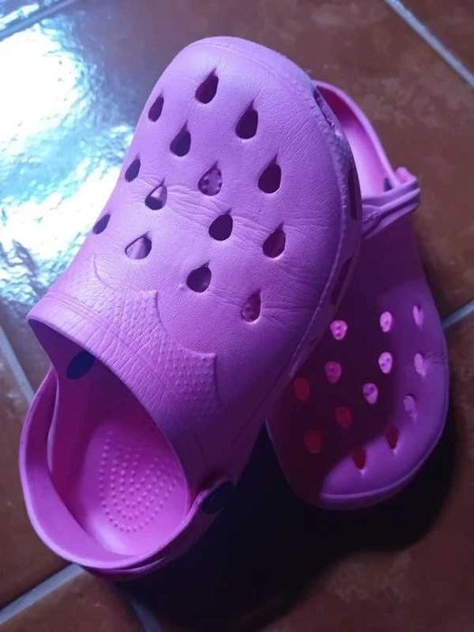 Cadeira infantil Oferta de crocs rosa