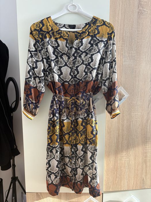 Sukienka midi w wężowy wzór szmizjerka animal print S Solar