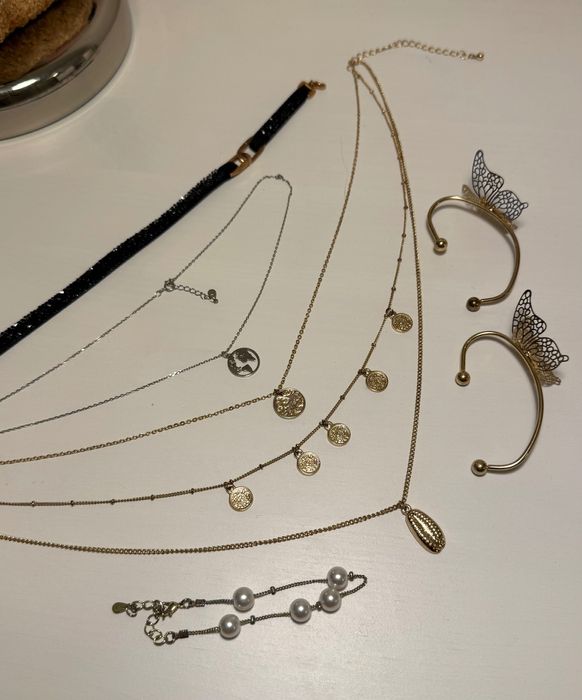 Zestaw biżuterii, naszyjniki, nausznica, bransoletka