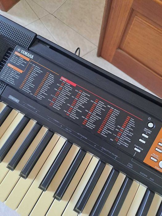 Teclado / Piano Elétrico em ótimo estado