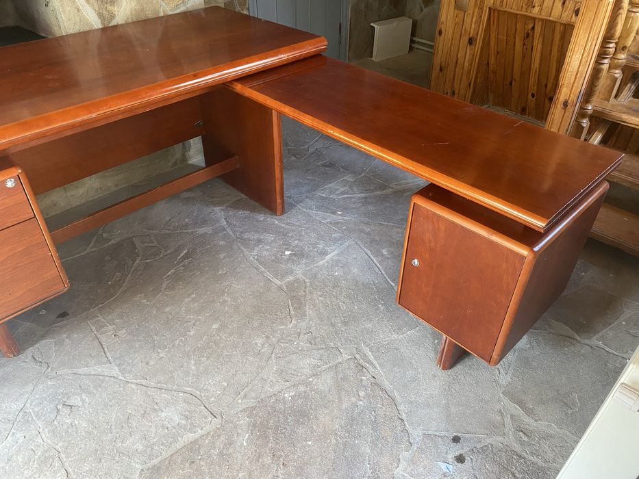 Стіл офісний під червоно дерево