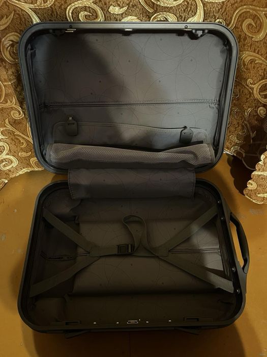 Валіза чорна з пластику