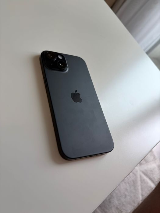 iPhone 15 Czarny 128gb idealny stan 89% baterii 3 etui i przewód