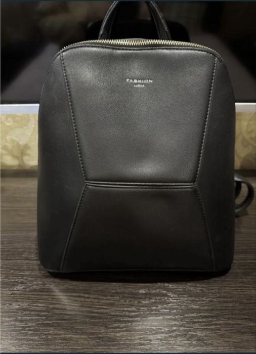 Рюкзак чорного кольору