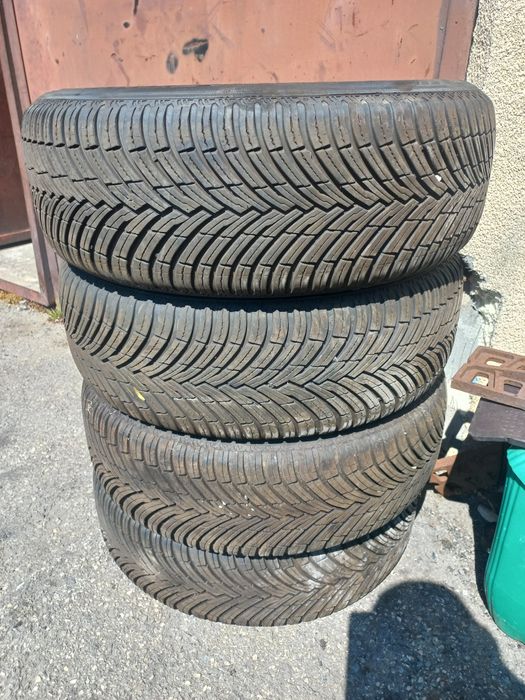 Opony  Pirelli wielosezonowe 215/60r16 z 2024roku