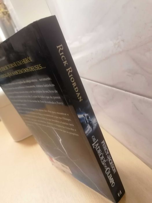 Livro "Percy Jackson os ladrões do olimpo"