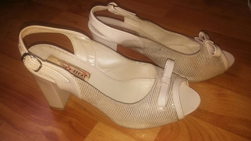 Buty beżowe na grubym obcasie