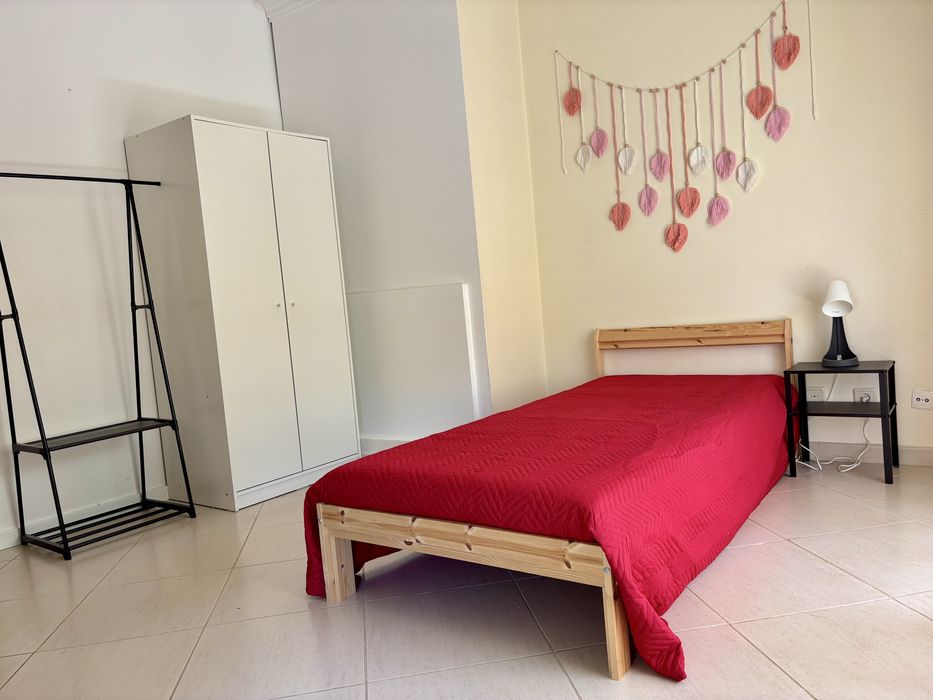 Quarto para estudantes junto à Egas Moniz, à CUF e à FCT