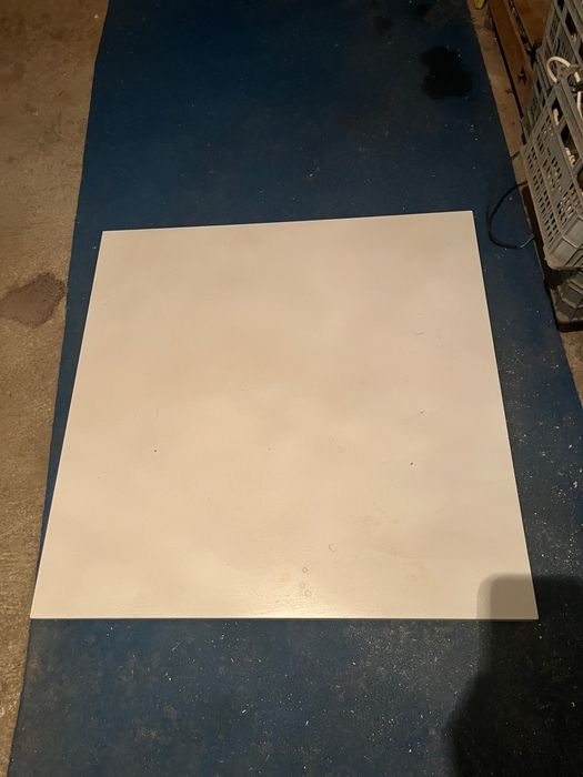 Mesas de refeição sem cadeiras