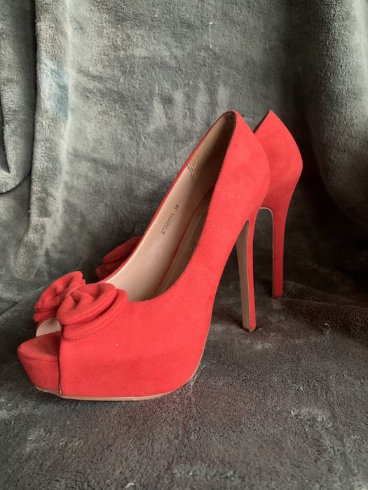 Червоні туфлі на підборах