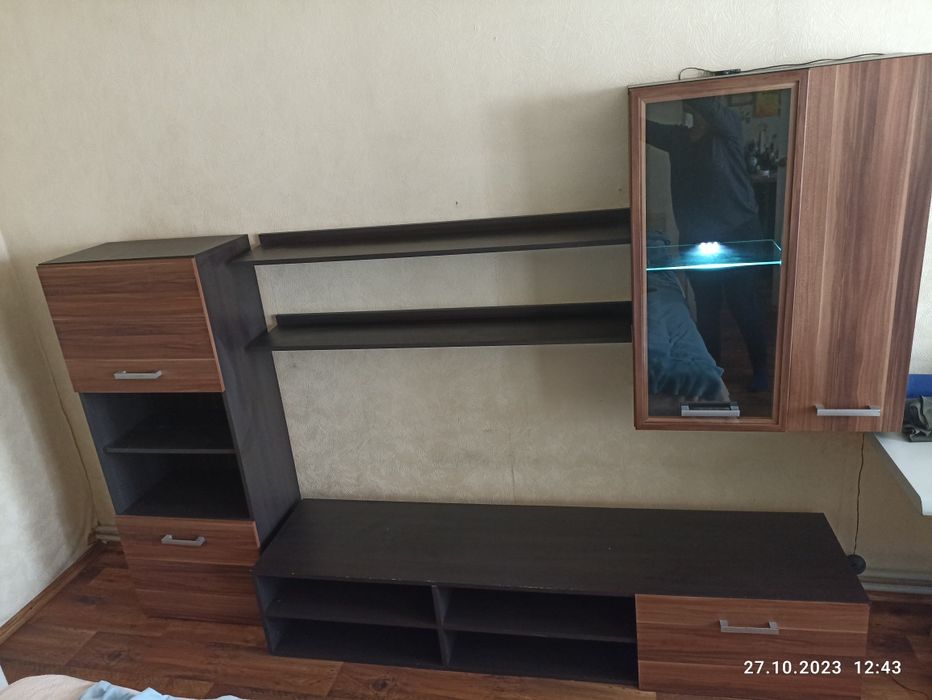 Горка стінка в залу