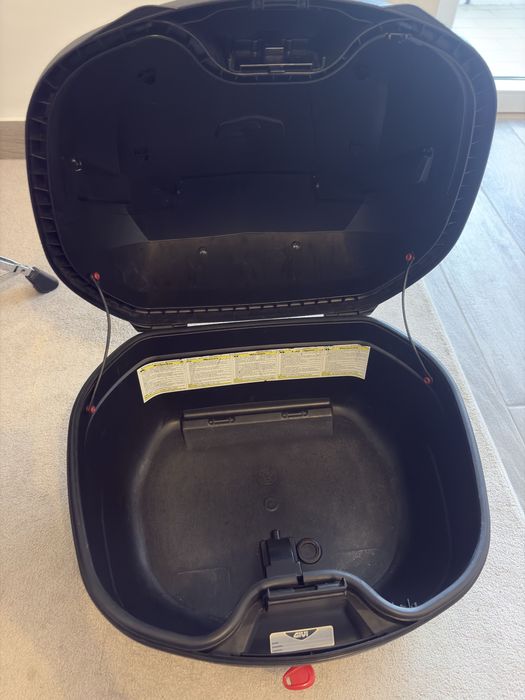 Top Case GIVI Blade 37L + Suporte + Apoio GIVI – Excelente Estado
