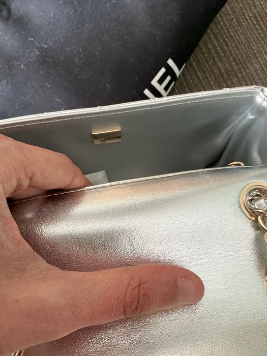Bolsa Metalizada Prateada Chanel