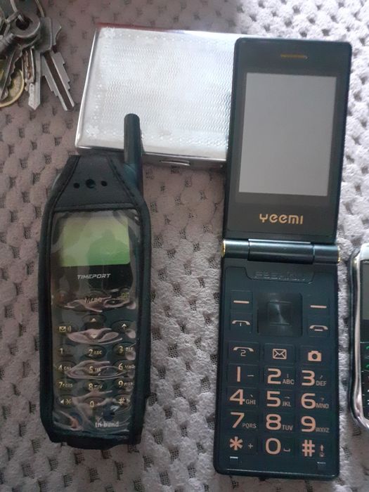 Stare telefony komórkowe i aparaty fotograficzne