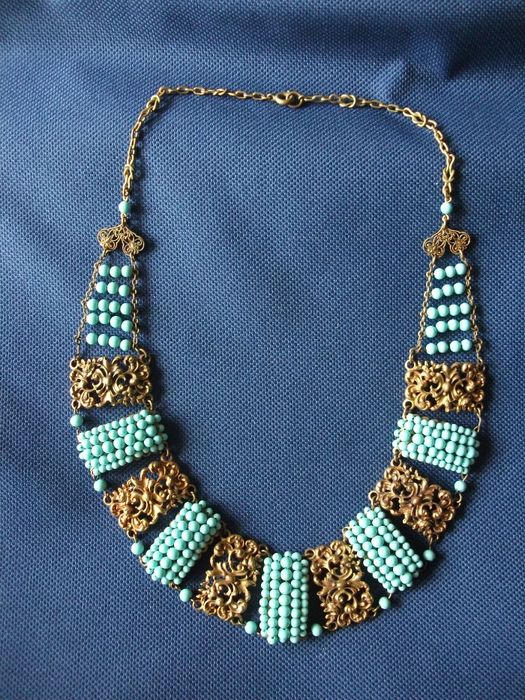 Colar gargantilha de metal e cor turquesa