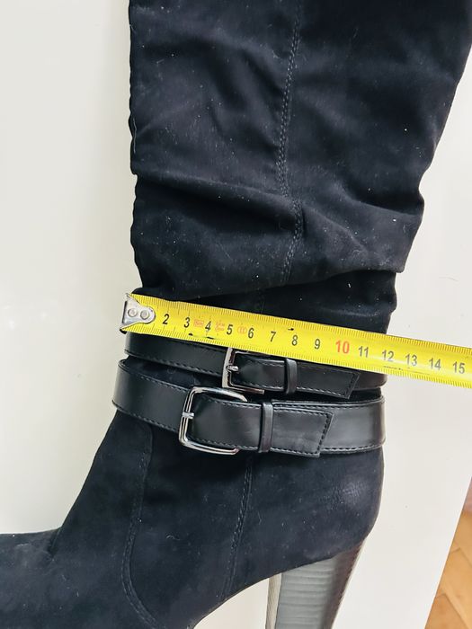 Wysokie marszczone zimowe zamszowe czarne kozaki na słupku 37