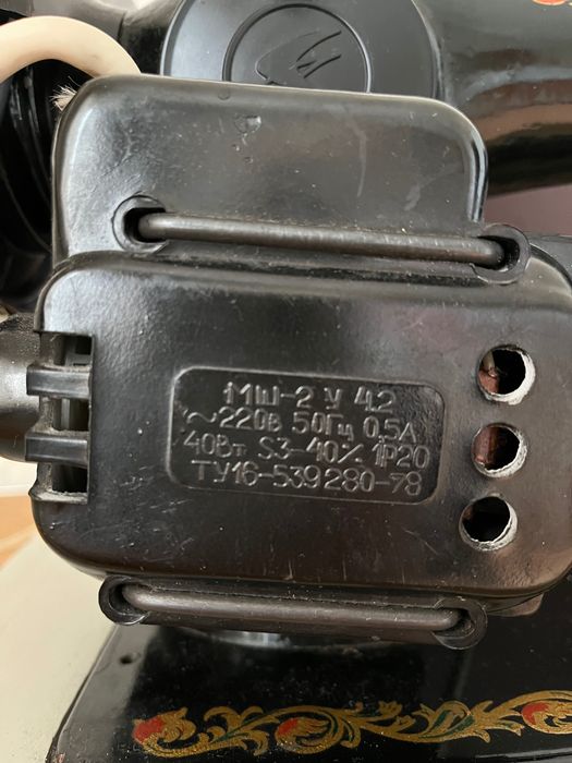 Швейная машинка с электроприводом. Рабочая.