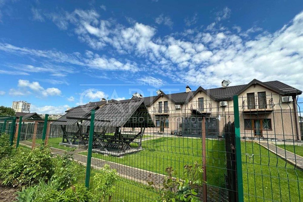 Продаж жилого комплексу, 9 таун-хаусів, усі здані, окупність 10 років