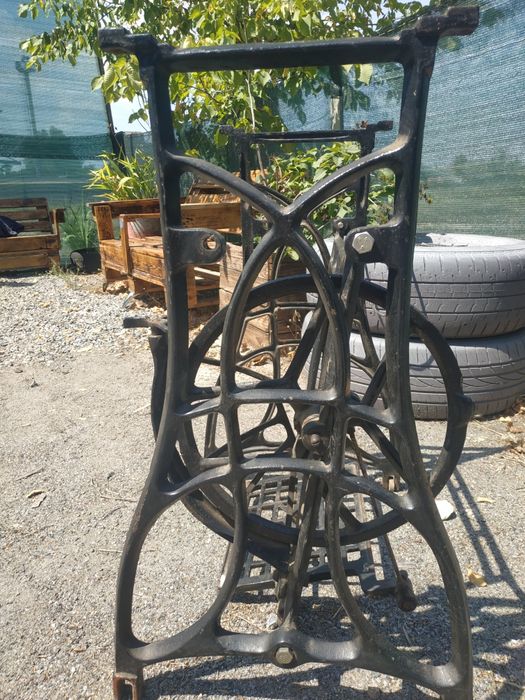 Станина швейной машины, чугунная.подставка под мангал.колун,дровокол