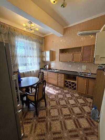 Продаж 2 кімнатна  сталінка Центр,  автономка,ліфт