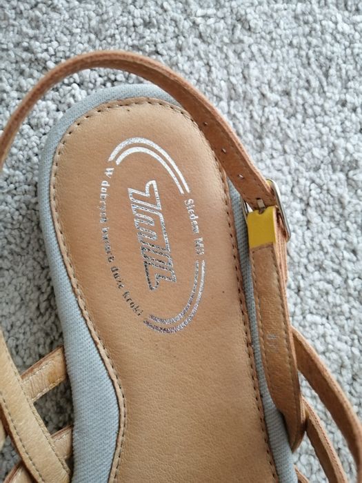 Sandały nowe skórzane damskie w rozmiarze 38 7 mil