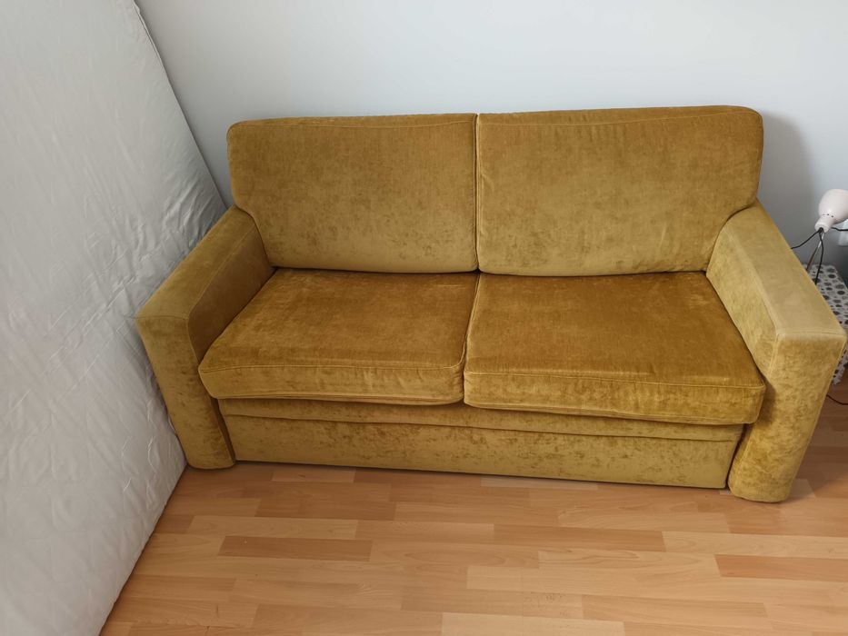 Sofa rozkladana z pojemnikiem na pościel