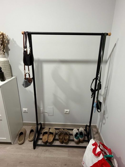 Charriot preto em metal com detalhes em madeira
