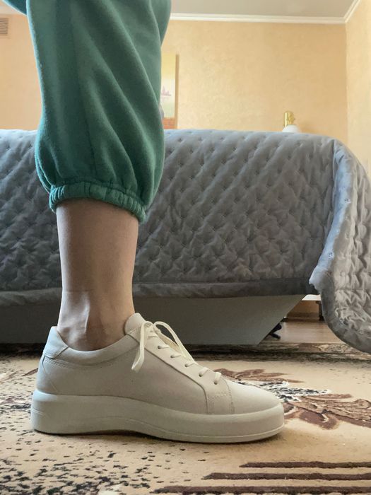 Продам нові шкіряні жіночі кросівки ECCO