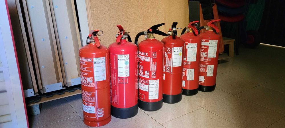 Extintores e suporte de pé para  extintores