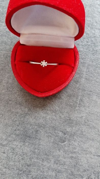 Pierścionek z brylantem białe złoto 18K pr.750 roz.18. Sygnatury