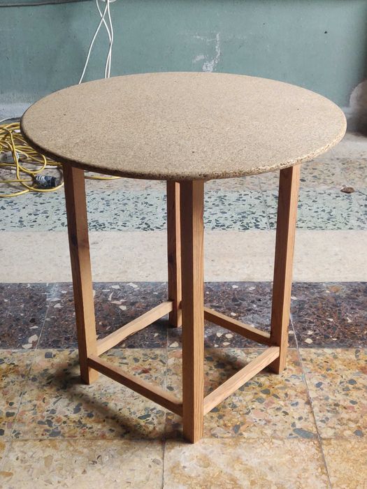 Mesa em madeira e tampo de cortiça