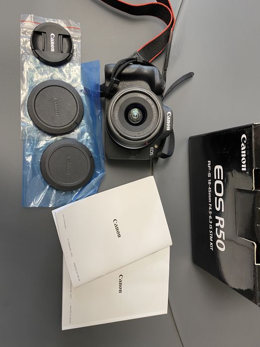 Новий фотоапарат Canon R50