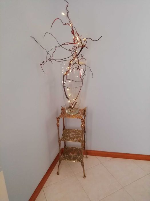 Mesa de apoio em latão