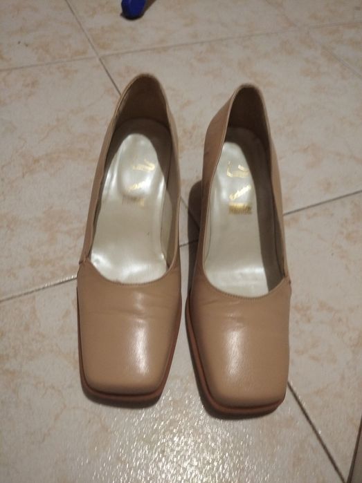 Sapatos beges tamanho 37