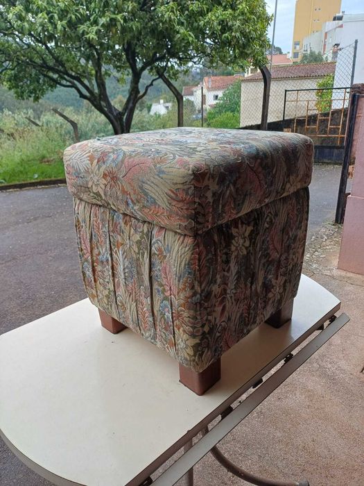 Puf com formato cúbico, de tecido, como novo
