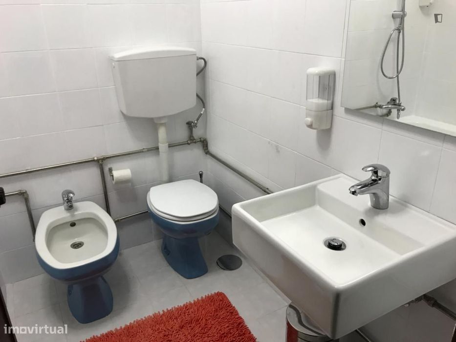 Quarto - localizado em Lordelo do Ouro Porto