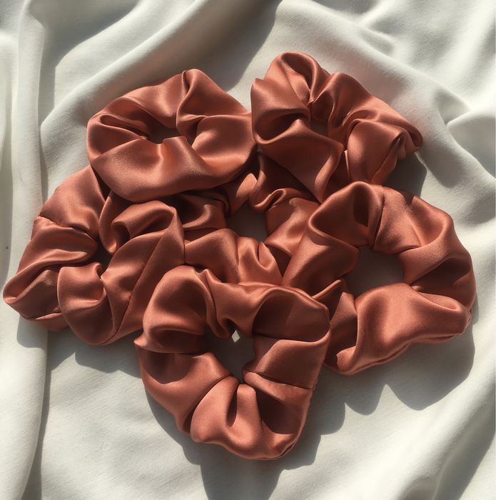 Шовкова об‘ємна резинка-браслет з натурального шовку