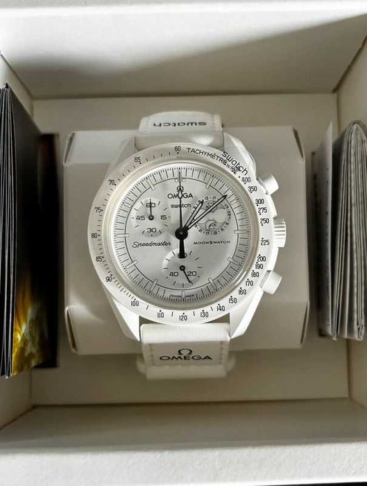 Montre Moonswatch SO33W700