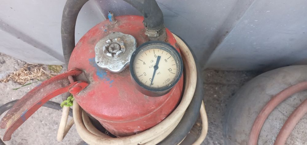 Пожарний огнетушитель,емкость.