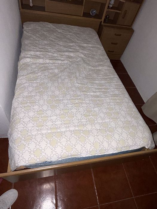 Cama de solteiro e cabeceira
